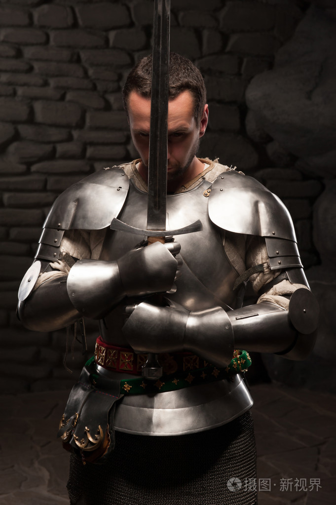 中世纪的骑士,跪着的剑