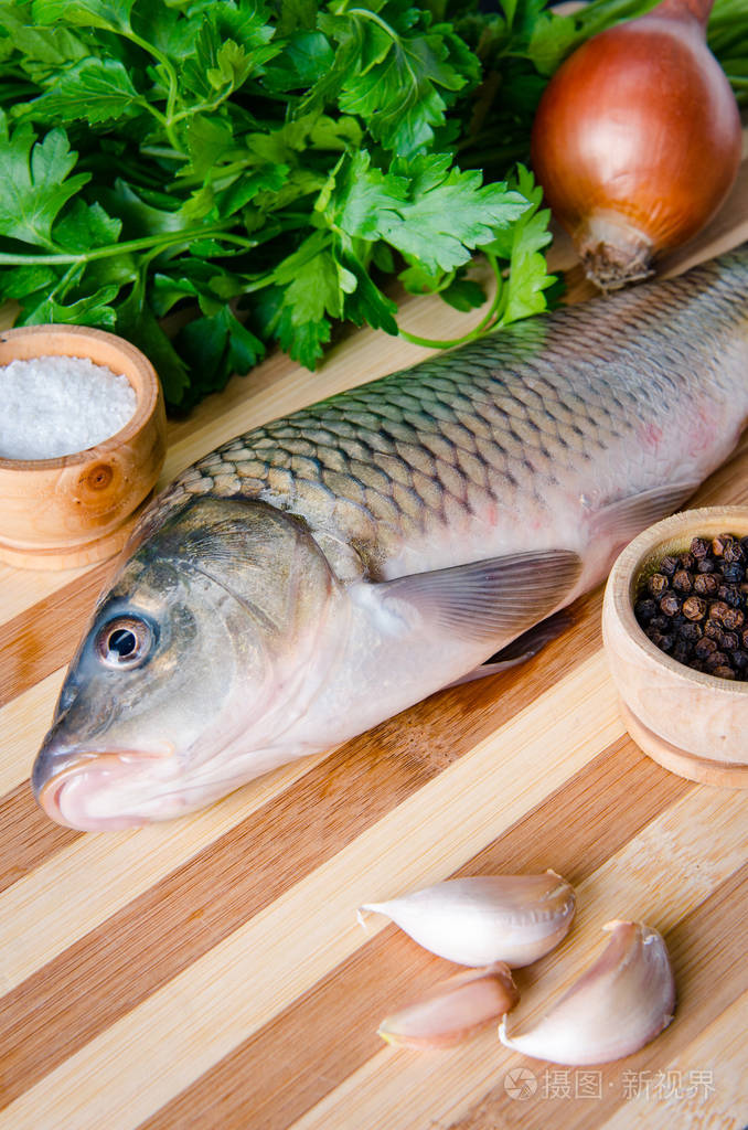 生料砧板上的生鱼片制备概念