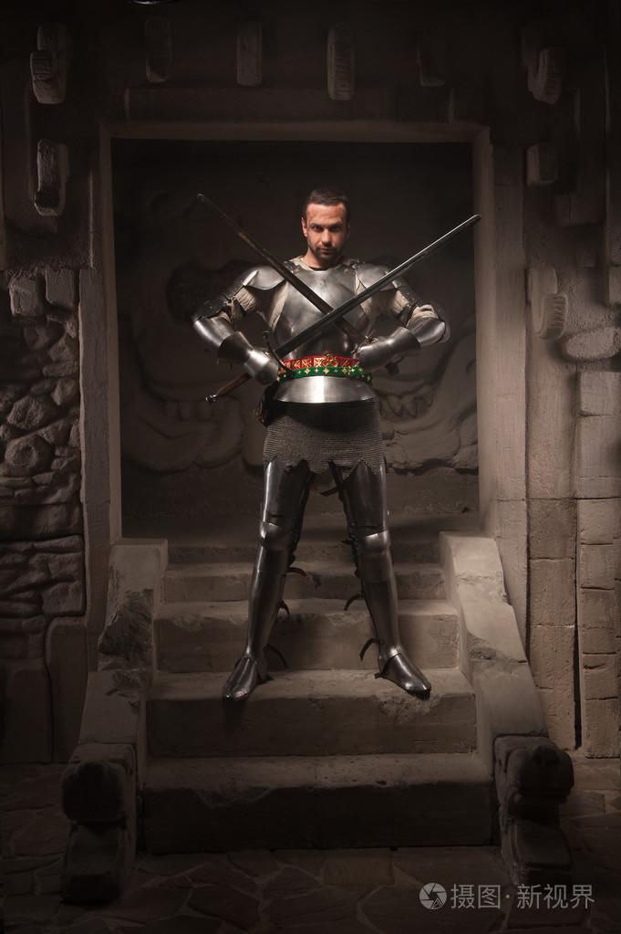 中世纪的武士古庙宇台阶上摆姿势