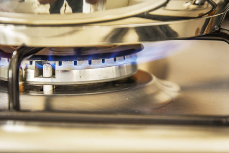 厨房煤气锅锅中蓝色火焰气体的聚焦