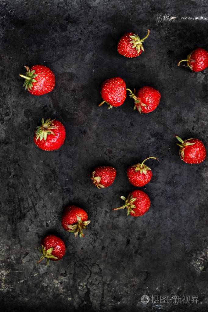 一堆成熟草莓在黑色木质背景与拷贝s