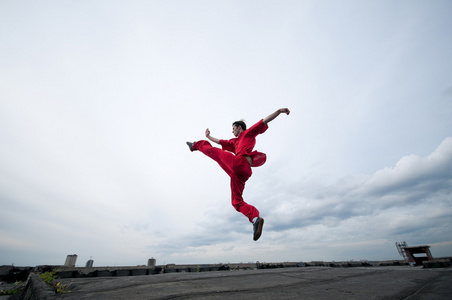 红色志红色练习武术的 wushoo 人照片