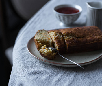 自制胡萝卜蛋糕面包, 一个乡村风格的盘子上的甜点, 亚麻布, 满是果酱和勺子的花瓶