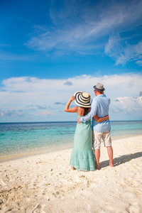 度假夫妇走在热带海滩马尔代夫
