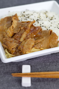 日本美食牛肉和白米饭