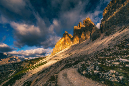 徒步旅行在 Cime di Laveredo。湖.草地.绿草