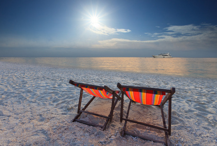 在海一方和太阳集夫妇椅子海滩