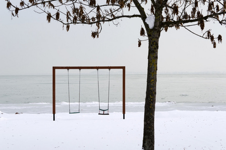 长凳上在冬天时，匈牙利的巴拉顿湖