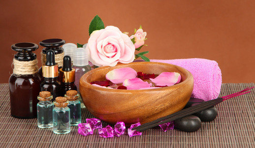 女人在有香薰按摩精油,女人享受 spa,按摩技巧,阿育吠陀油按摩治疗的