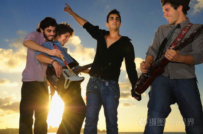 年轻的音乐乐队与文书在日落时