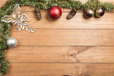 圣诞背景的松树树枝, 松树锥和圣诞装饰品在木质背景