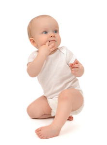 新出生的婴儿孩子蹒跚学步婴儿坐或想要站起来