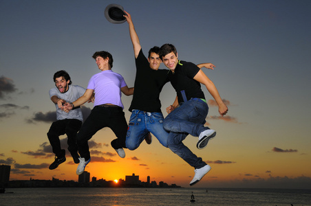 快乐的青年男性组跳跃的喜悦