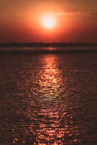 美丽的红色橙色日落天空与太阳和反射在水中