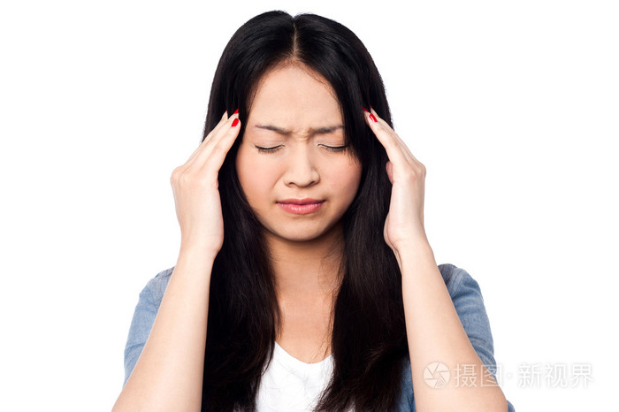 年轻的女孩有头痛