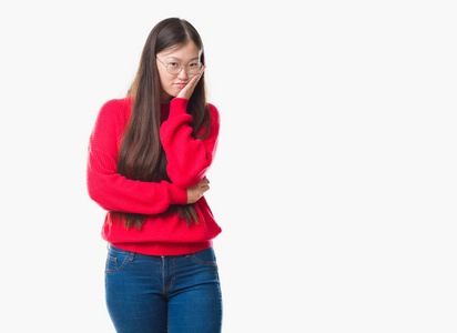 孤独背景的年轻中国妇女戴眼镜思维疲惫和厌倦与交叉臂的抑郁症问题