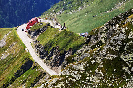 罗马尼亚 fagaras 山中蜿蜒的路