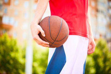 篮球特写男子手持篮球球,特写照片