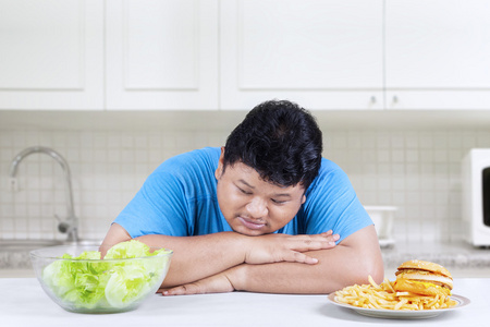 过度肥胖的男子心脏问题图片