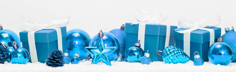在白色背景的蓝色圣诞假期装饰的视图