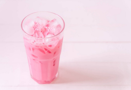 粉红色草莓奶昔图片