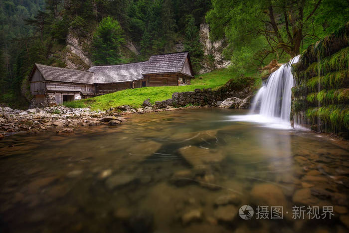 美丽的隐藏的木制水厂在国家自然保护区 Kvacianska dolina 河谷, 斯洛伐克共和国
