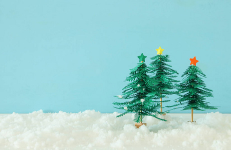 纸圣诞树在白雪上的形象