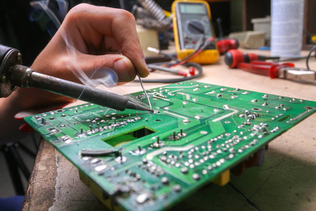 电子设备,锡焊接零件的修复照片