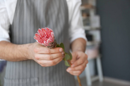 持有美丽花朵, 特写的男性花店