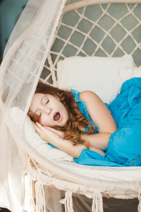 婴儿在小床上睡着的女孩位疲倦的学生在图书馆的桌子上睡着的女孩流行
