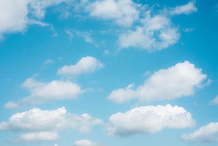 晴朗的天空与云彩图片