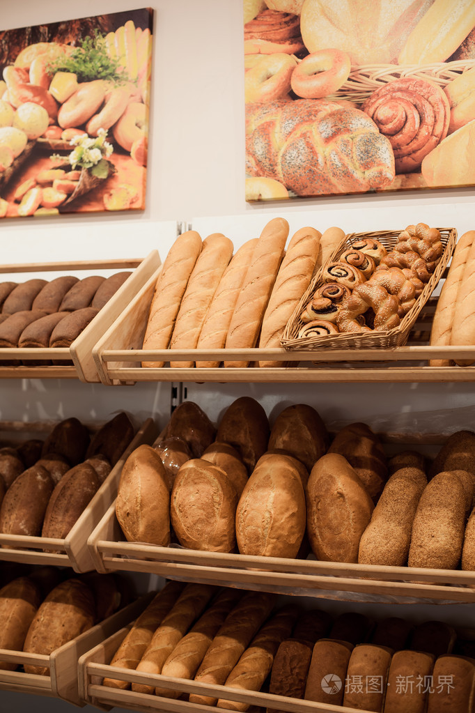 一家面包店的橱窗