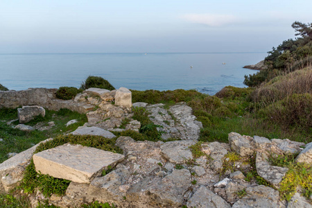 希腊东部马其顿 Thassos 镇附近海岸线上的日落景色