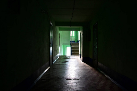 被忽视的公共建筑的阴暗走廊.贫困住宅高层建筑的公共空间照片