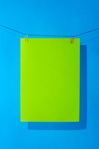 在蓝色背景的绿色纸装饰, 为文本设计, 为模板