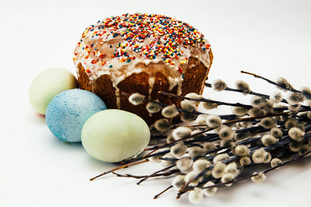 复活节作文在白色背景复活节蛋糕, 被绘的蛋, 柳树分支