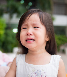 小女孩哭的头像可爱图片