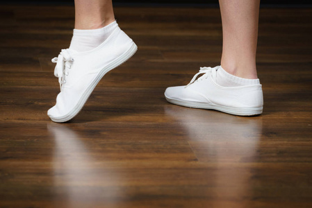 穿白色明亮运动鞋的妇女教练图片