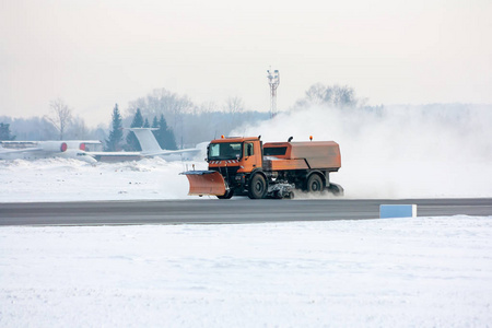 除雪机在机场清洗主要滑行