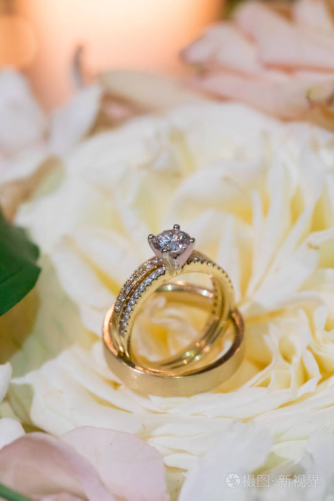在鲜花上的结婚戒指