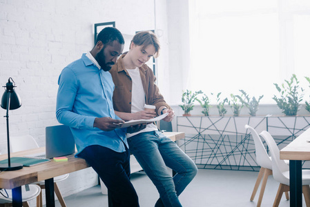 外国人谈论图片