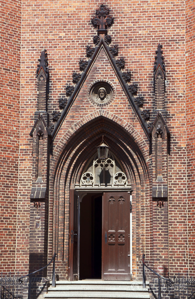 门户的哥特式教堂