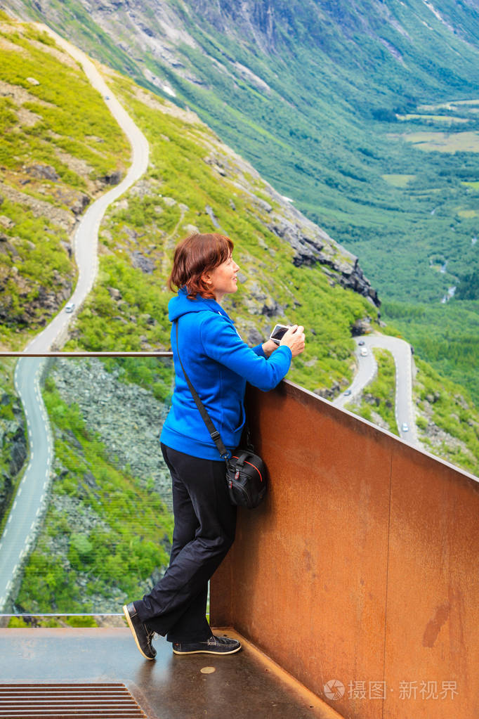 罗斯蒂观在挪威旅游女人
