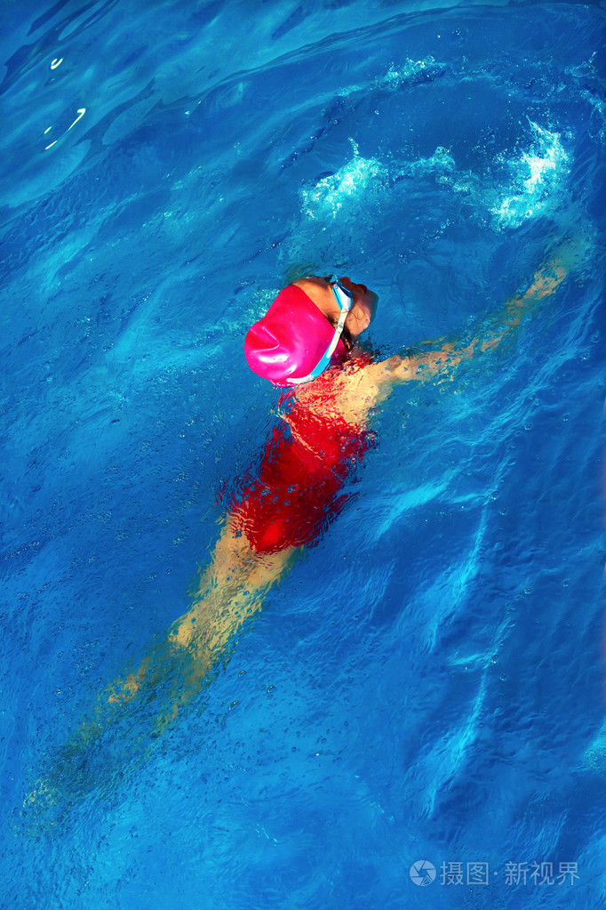 在泳池游泳的小女孩