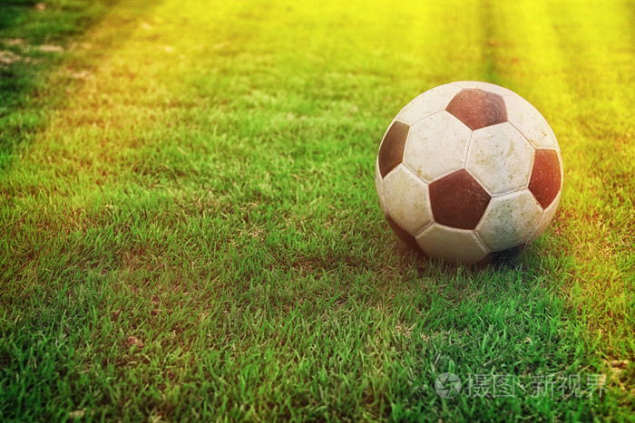 在绿色草地上足球