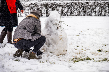 冬季户外家庭建筑雪人冬季概念图片