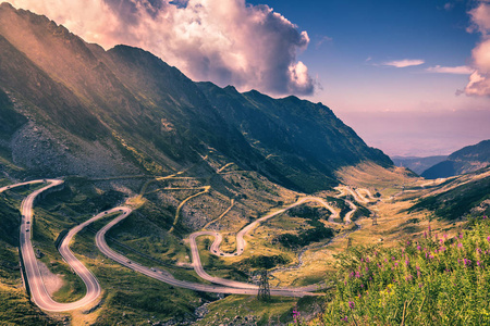 Transfagarasan 在夏天通过。穿越喀尔巴阡山