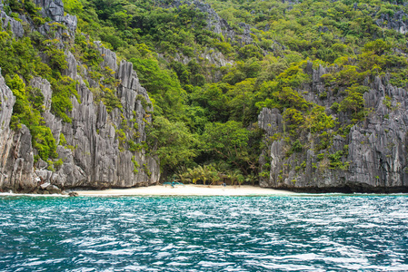 菲律宾巴拉望岛 El Nido 湾小沙滩礁湖景观