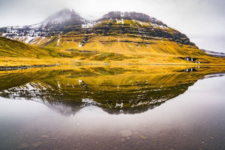 反射在 Kirkjufellsfoss, 冰岛