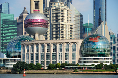 上海国际会展中心和摩天大楼图片